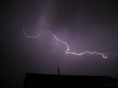 Şimşek vuruşu Gökyüzü Mor 'u aydınlatıyor. Yüksek kalite fotoğraf