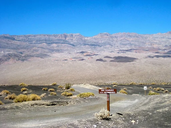 High Clearance 4X4 Recommended Sign Death Valley National Park High — Stock Photo, Image