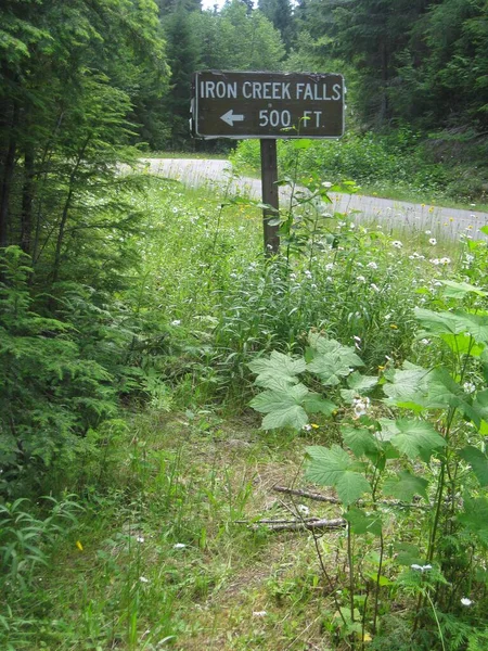 Iron Creek Falls 500 Arrow Left Nature Sign Высокое Качество — стоковое фото