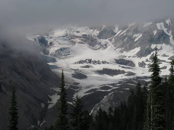 Ominous Snowy Peak Clouds Mount Rainier National Park Inglês Foto — Fotografia de Stock