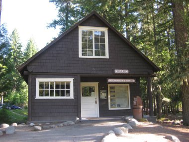 Rainier Dağı Ulusal Parkı 'ndaki Longmire Müzesi' nin dışında. Yüksek kalite fotoğraf