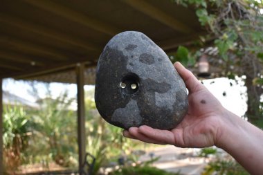Arizona Yard 'da Kapalı Veranda' nın altında bir nehir kayası tutuyor. Yüksek kalite fotoğraf