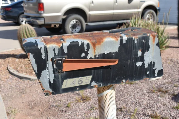 Rusty Old Mailbox Pólu Předměstí Arizoně Kvalitní Fotografie — Stock fotografie