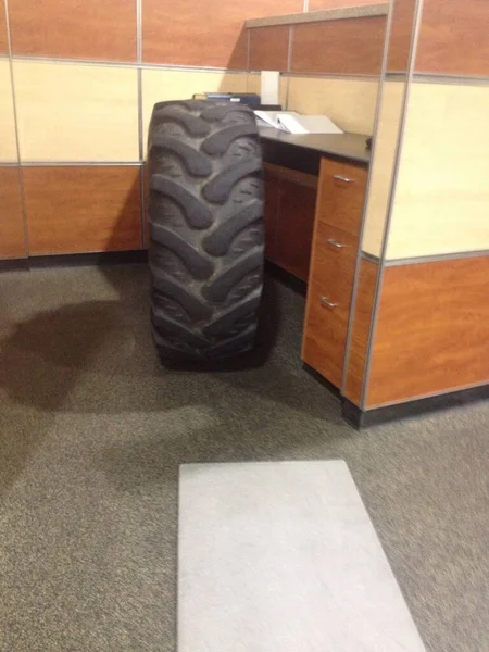 Neumático Gigantesco Incómodo Sentado Una Oficina Foto Alta Calidad — Foto de Stock