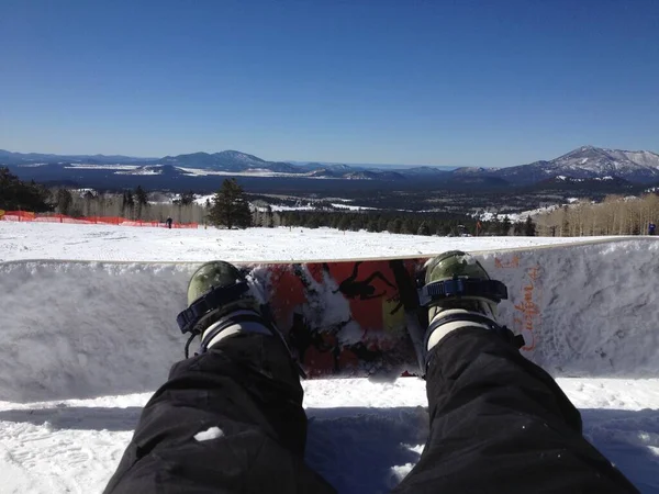 Flagstaff, Arizona 'daki Ski Hill' de Snowboard on Feet 'in görüntüsü. Yüksek kalite fotoğraf