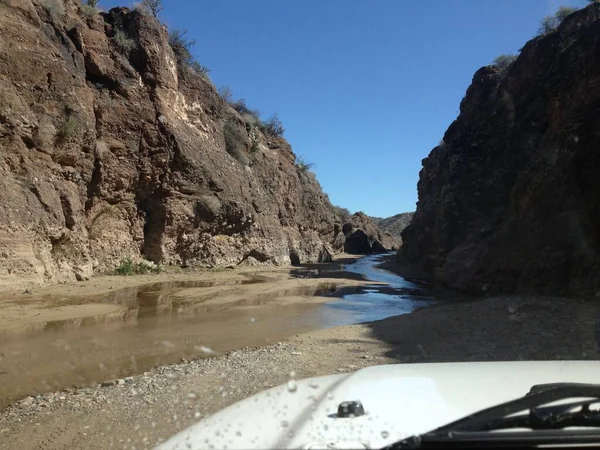 Dirigindo Através Rio Raso Veículo Branco Arizona Cênico Foto Alta — Fotografia de Stock