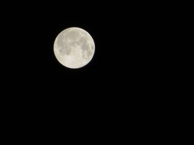 Dark Night Sky 'da Gerçek Dolunay Detayları, Düzenlenmemiş. Yüksek kalite fotoğraf