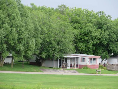 Güneydoğu Wisconsin 'de yaz, Büyük Ağaçlarla dolu karavan parkı. Yüksek kalite fotoğraf