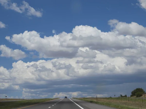 Jedu Wisconsin Highway Létě Puffy Clouds Kvalitní Fotografie — Stock fotografie