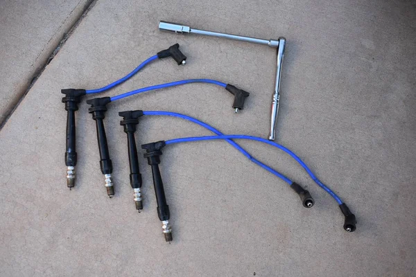 Чотири Spark Plugs Blue Wires Розкладною Траншеєю Driveway Фотографія Високої — стокове фото