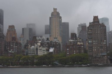 Roosevelt Adası 'ndan Manhattan' ın Kasvetli Bulutlu Yağmurlu Manzarası. Yüksek kalite fotoğraf