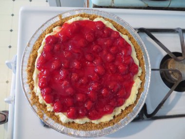 Lezzetli Cherry Cheesecake Gaz Fırını Tepesinde Oturuyor. Yüksek kalite fotoğraf