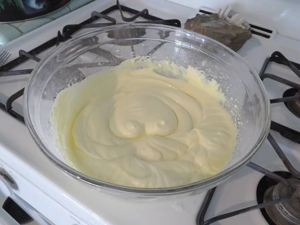 Μίξη Γεμίσματος Για Cheesecake Ένα Γυάλινο Μπολ Υψηλής Ποιότητας Φωτογραφία — Φωτογραφία Αρχείου