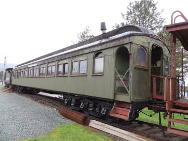 Oregon Sahili Manzaralı Demiryolu 'nda kasvetli bir günde tarihi ahşap tren vagonu. Yüksek kalite fotoğraf