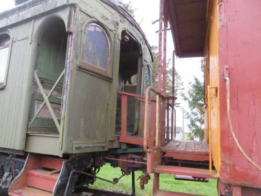 Kasvetli bir günde tarihi ahşap tren vagonu ve kırmızı tren vagonu. Yüksek kalite fotoğraf