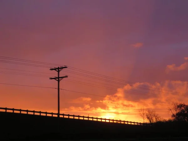 Intense Sunset Longo Oregon Freeway Com Silhouette Power Lines Foto — Fotografia de Stock