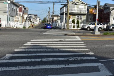 Pazar öğleden sonra New York 'ta şeritli yaya geçidi. Yüksek kalite fotoğraf