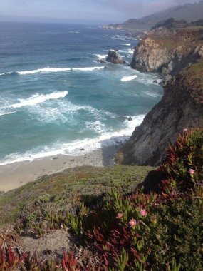 Rocky Creek Köprüsü 'nden Pasifik Okyanusu kıyısı, Big Sur. Yüksek kalite fotoğraf