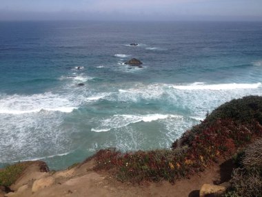 Rocky Creek Köprüsü 'nden Pasifik Okyanusu Dalgaları, Big Sur. Yüksek kalite fotoğraf