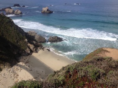 Pasifik Okyanusu 'ndaki Sandy Paradise Beneği, Rocky Creek Köprüsü, Big Sur' dan görüntü. Yüksek kalite fotoğraf