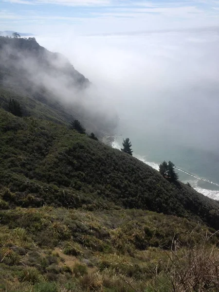霧が山を巻き上げるロッキークリーク橋 ビッグサーから太平洋海岸線 高品質の写真 — ストック写真