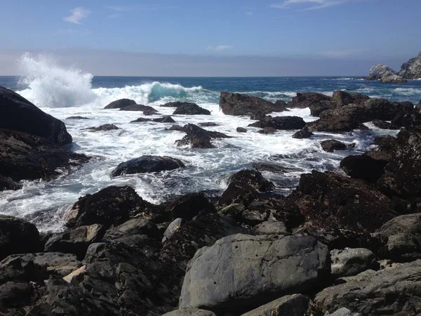 太平洋岸線のジェイドコーブで波が砕ける 高品質の写真 — ストック写真