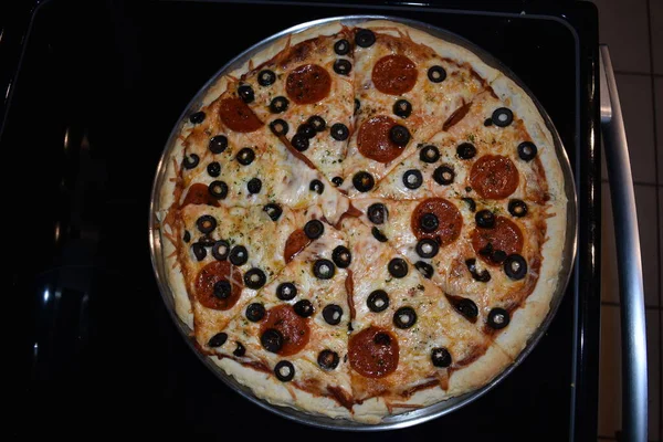 Pizza Caseira Cozida Perfeição Com Pepperoni Azeitonas Pretas Foto Alta — Fotografia de Stock