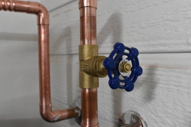 Yeni kurulmuş bakır su ısıtıcısı ikmal hatları ve soğuk su vanası. Yüksek kalite fotoğraf