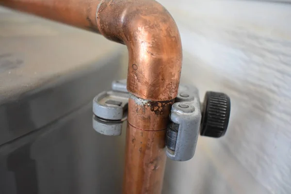 Cortador Tubulação Tubo Cobre Durante Instalação Aquecedor Água Foto Alta — Fotografia de Stock