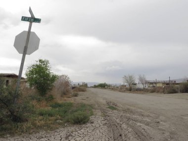 Bulutlu bir gün, Bombay Beach, California kavşağında. Yüksek kalite fotoğraf