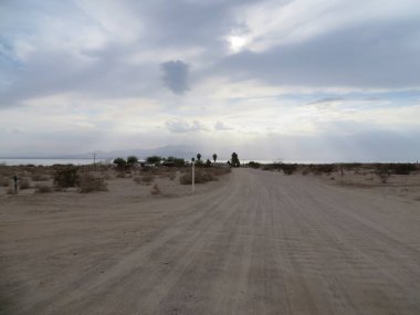 Bombay Beach, California yakınlarındaki Dirt Road 'da Bulutlu Öğleden Sonra. Yüksek kalite fotoğraf