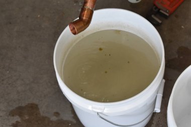 Kirli Kova Su Lehim Bir Bakır Boru. Yüksek kalite fotoğraf