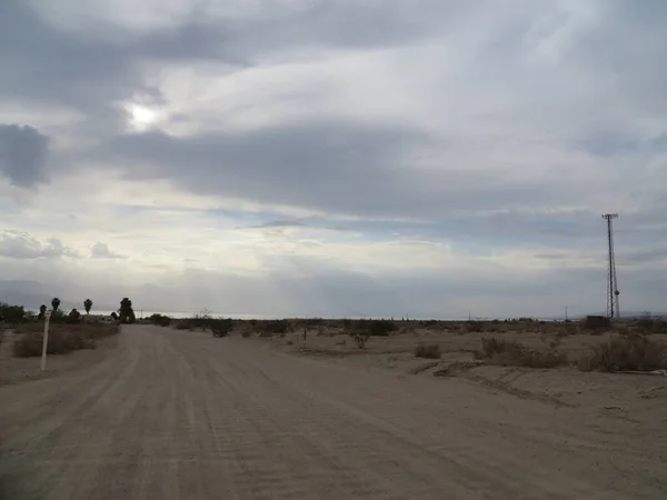 Felhős Nap Dirt Road Közel Kaliforniai Bombay Beach Hez Kiváló — Stock Fotó
