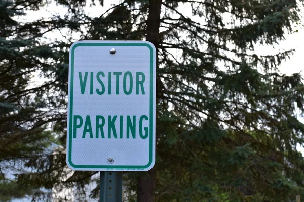 Señal Aparcamiento Para Visitantes Con Antecedentes Árboles Burlington Wisconsin Foto — Foto de Stock