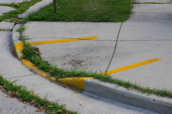 Sidewalk Corner Ramp Mit Gelben Linien Burlington Wisconsin Hochwertiges Foto — Stockfoto