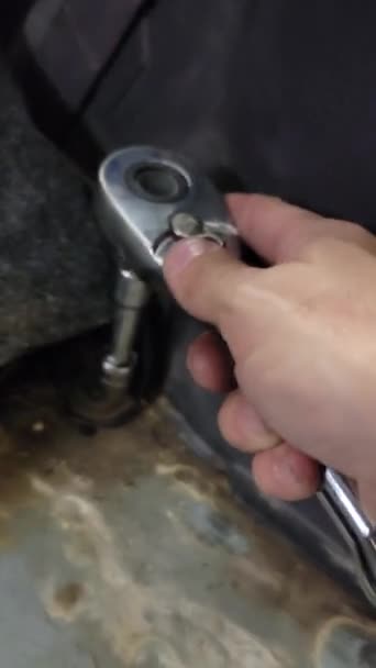 Żeńska Ręka Pomocą Klucza Nasadowego Aby Dokręcić Śrubę Samochodzie Diy — Wideo stockowe