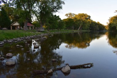 Fox River 'da Akşam Yansımaları, Riverside Park, Burlington, Wisconsin. Yüksek kalite fotoğraf