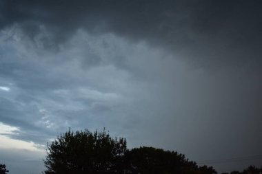 Midwest Town üzerinde Kara Fırtına Bulutları Binası. Yüksek kalite fotoğraf