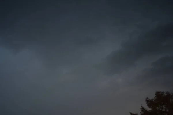 Πολύ Σκοτεινά Σύννεφα Καταιγίδας Στο Midwest Town Υψηλής Ποιότητας Φωτογραφία — Φωτογραφία Αρχείου