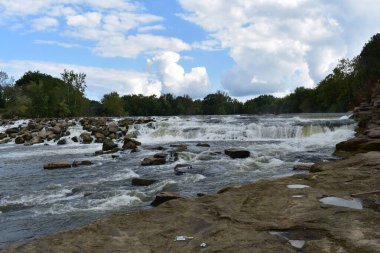 Kentucky 'deki Green River' daki Rochester Barajı. John Prine 'ın Paradise şarkısında bahsettiği gibi. Fotoğraf Eylül 2023 'te John Prine Memorial Park' ta çekildi. Yüksek kalite fotoğraf