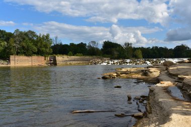 Kentucky 'deki Green River' daki Rochester Barajı. John Prine 'ın Paradise şarkısında bahsettiği gibi. Fotoğraf Eylül 2023 'te John Prine Memorial Park' ta çekildi. Yüksek kalite fotoğraf