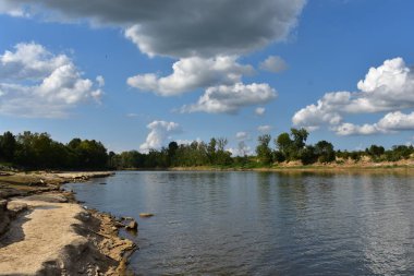 Kentucky 'deki Green River' daki Rochester Barajı. John Prine 'ın Paradise şarkısında bahsettiği gibi. Fotoğraf Eylül 2023 'te John Prine Memorial Park' ta çekildi. Yüksek kalite fotoğraf