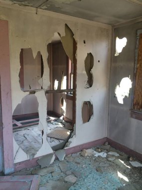 Gereksiz vandalizm. Terk Edilmiş Bina Çölde, Ölüm Vadisi California. Aguereberry Kampı. Yüksek kalite fotoğraf.