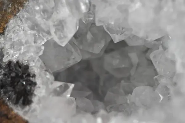 Primer Plano Cristales Geodos Cuarzo Claros Con Inclusión Foto Alta — Foto de Stock