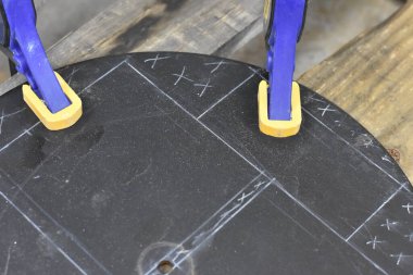 Garajıma girmek için üzerinde çizgiler olan yuvarlak bir metal parçası hazırlıyorum. Düz Parça Çelik 'e kelepçe. Kesmek için çizgiler çizilmiş. Yüksek kalite fotoğraf