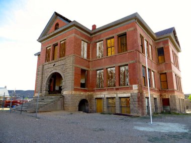 Goldfield, Nevada Madencilik Kasabası 'ndaki Eski Lise Binası' nın önünde. Yüksek kalite fotoğraf