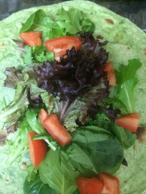 Sağlıklı yemek, yeşil tortilla paketinde karışık sebze salatası. Yüksek kalite fotoğraf