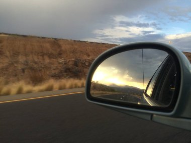 Günbatımına bakarak Diar View Side Mirror sürüyorum. Yüksek kalite fotoğraf