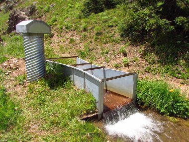 Ouray, Colorado yakınlarındaki Mountain Stream 'deki Küçük Metal Barajı Şelalesi. Yüksek kalite fotoğraf