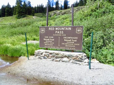 Colorado 'daki Kızıl Dağ Geçidi Yüksekliği 11018 feet tabelası. Yüksek kalite fotoğraf